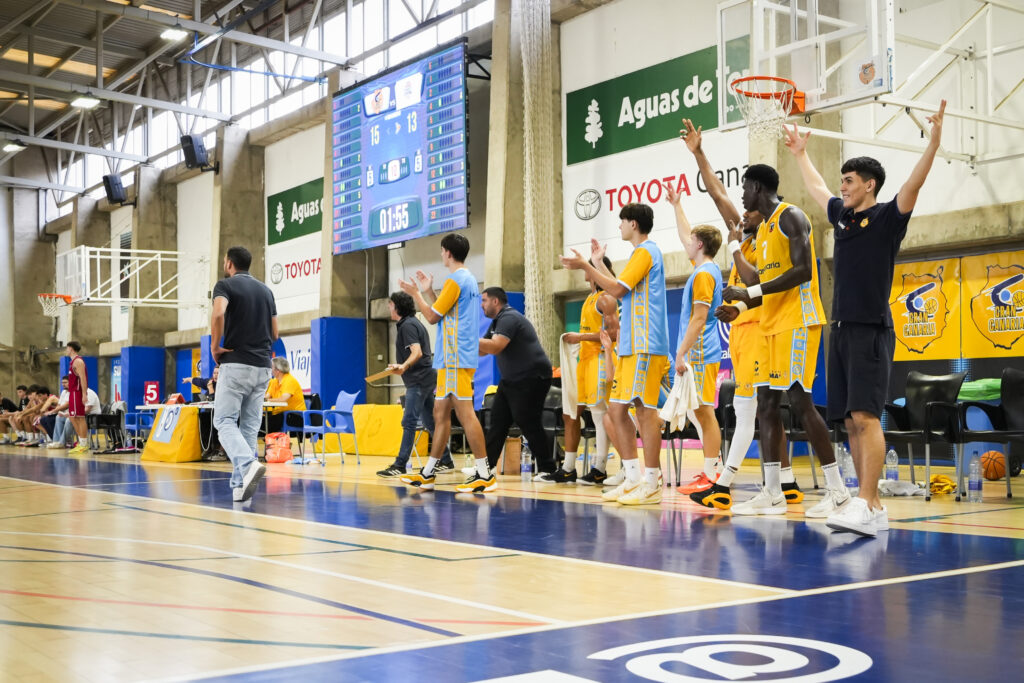 El banquillo del Gran Canaria U22 celebra una canasta.