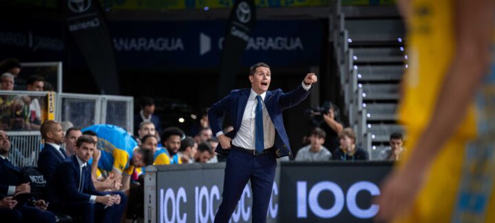 Lakovic dirige desde el banquillo.