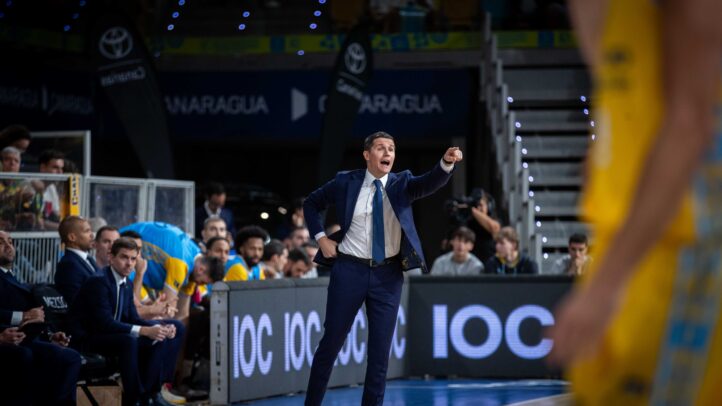 Lakovic dirige desde el banquillo.