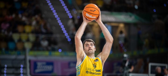 Mike Tobey intenta el tiro