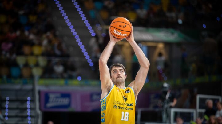 Mike Tobey intenta el tiro