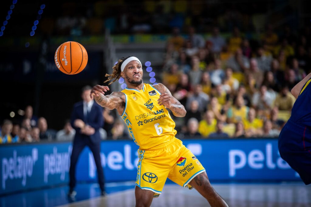 Andrew Albicy pasando el balón.