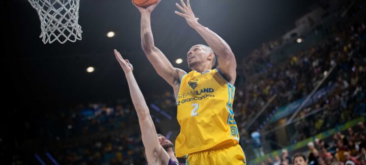 Isaiah Wong penetrando a canasta.