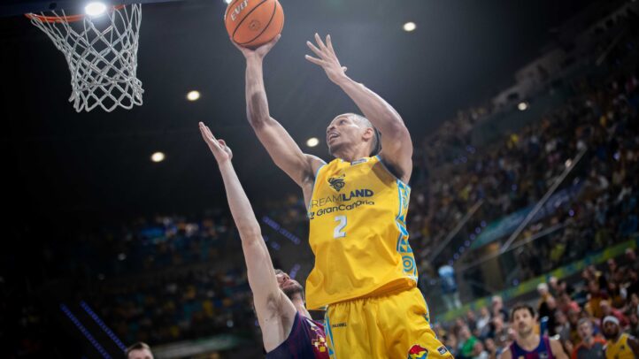 Isaiah Wong penetrando a canasta.