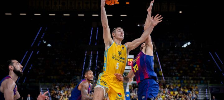 Ziga Samar busca la bandeja para anotar