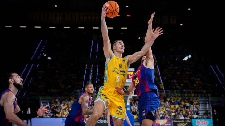 Ziga Samar busca la bandeja para anotar