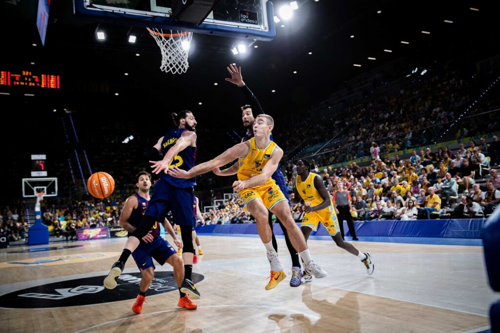 Ziga Samar dobla el balón en una acción de ataque del Dreamland Gran Canaria.