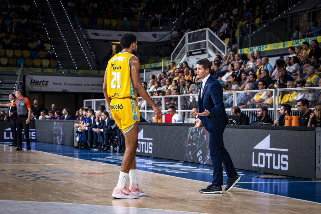 Imagen de Lakovic y Labeyrie conversando en la pista