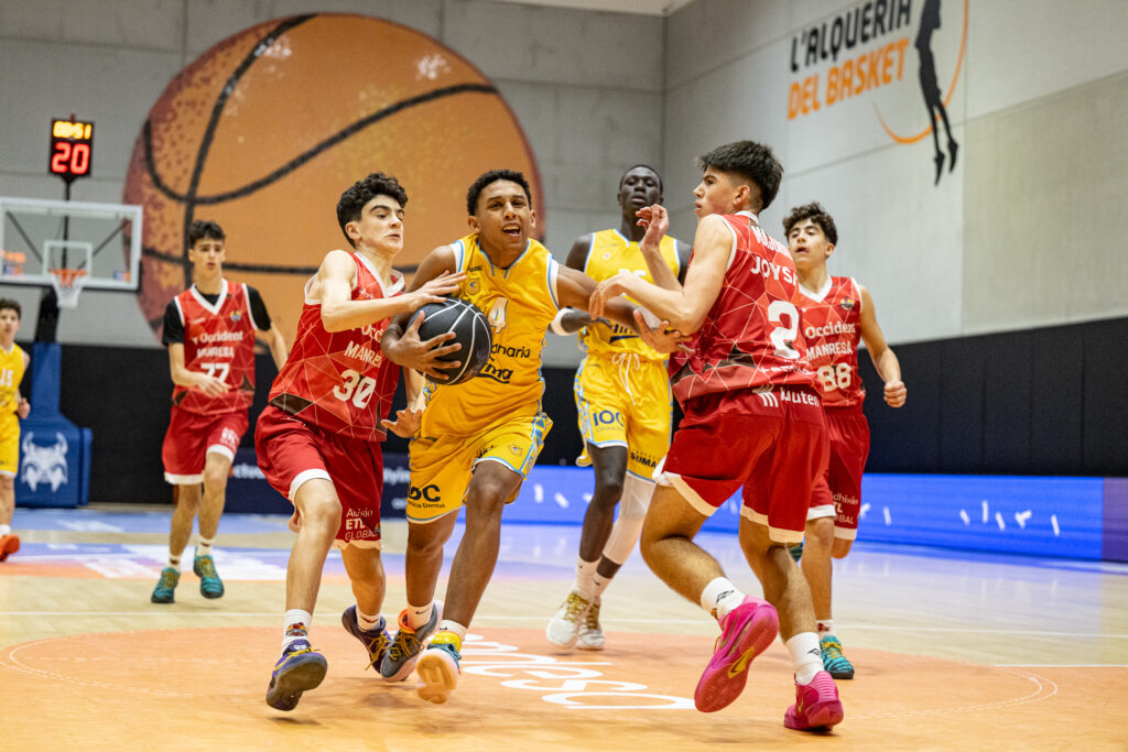 Un jugador del infantil de la Minicopa Endesa en la fase previa de noviembre de 2025