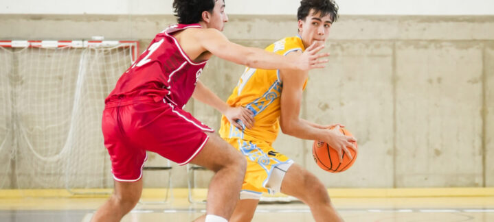 Panasiuk bota el balón defendido por un jugador de Bàsquet Girona.