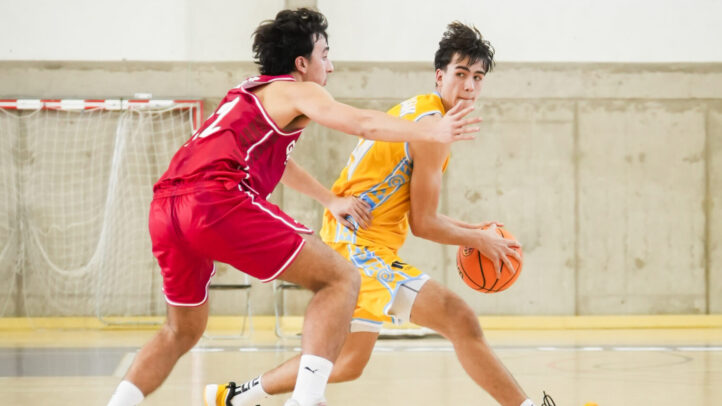 Panasiuk bota el balón defendido por un jugador de Bàsquet Girona.