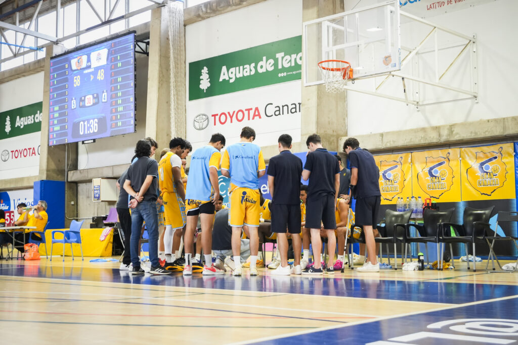 El Gran Canaria U22 se reúne en un tiempo muerto.