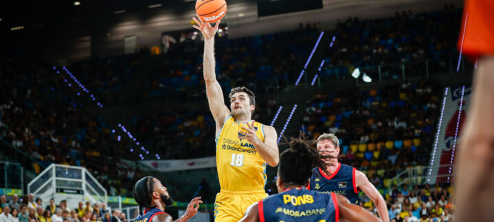 Mike Tobey lanza a canasta ante MoraBanc Andorra.