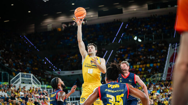 Mike Tobey lanza a canasta ante MoraBanc Andorra.