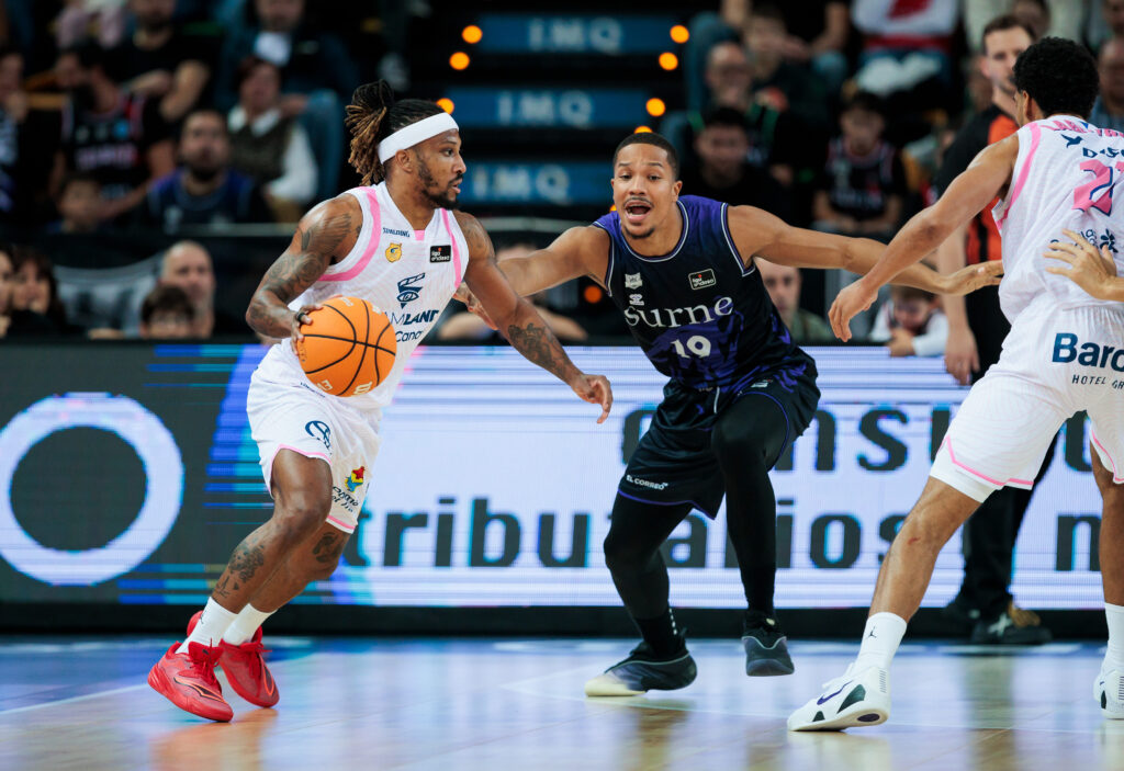 Albicy bota el balón ante la defensa de Pantzar.