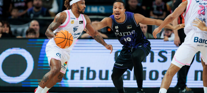 Albicy bota el balón ante la defensa de Pantzar.