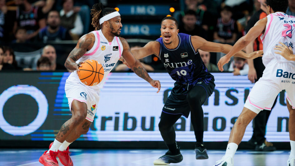 Albicy bota el balón ante la defensa de Pantzar.