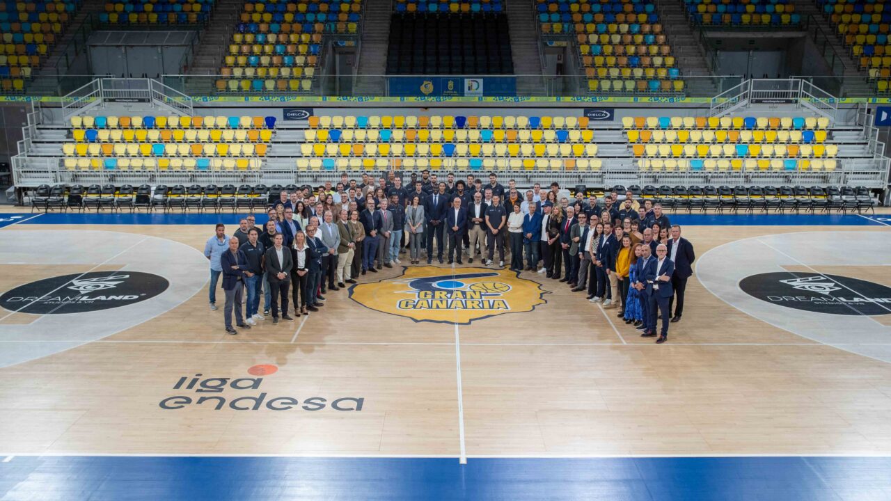 Foto de familia en el Cóctel de Navidad del Club Baloncesto Gran Canaria