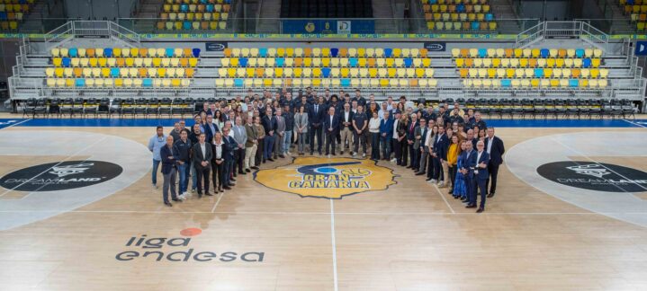 Foto de familia en el Cóctel de Navidad del Club Baloncesto Gran Canaria