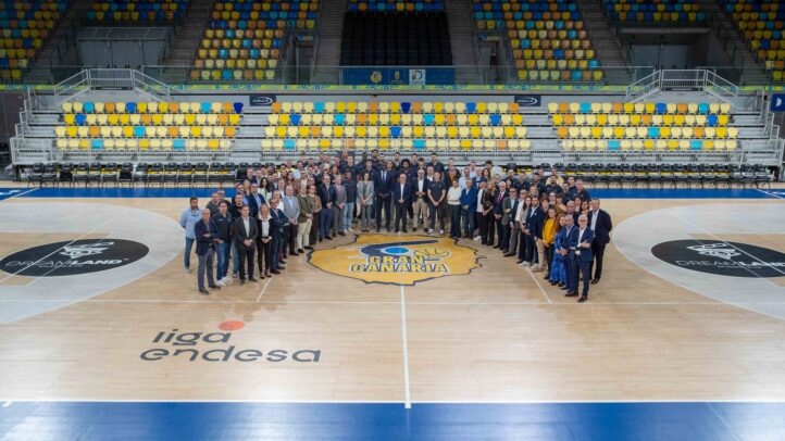 Foto de familia en el Cóctel de Navidad del Club Baloncesto Gran Canaria