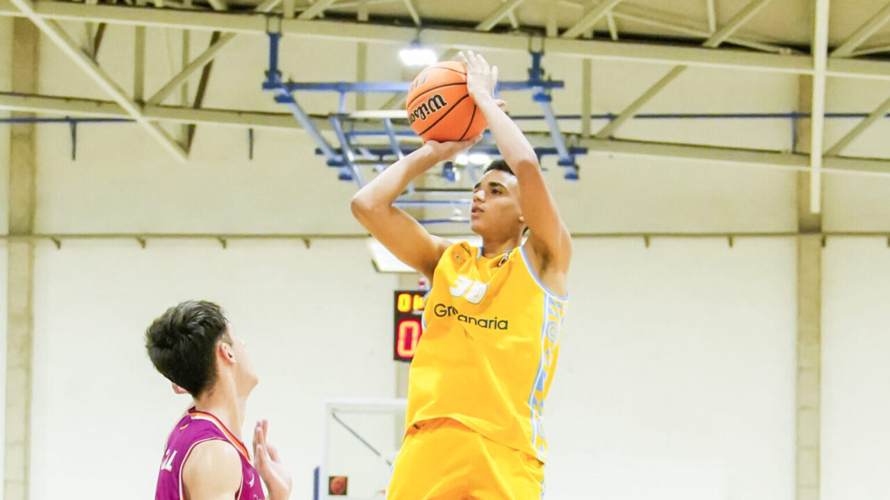Lanzamiento a canasta de Gavin Báez.