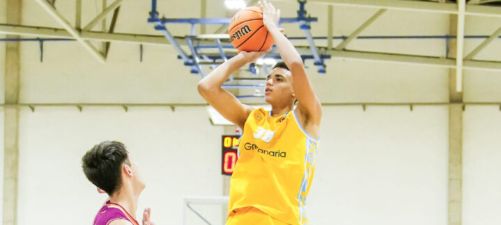 Lanzamiento a canasta de Gavin Báez.