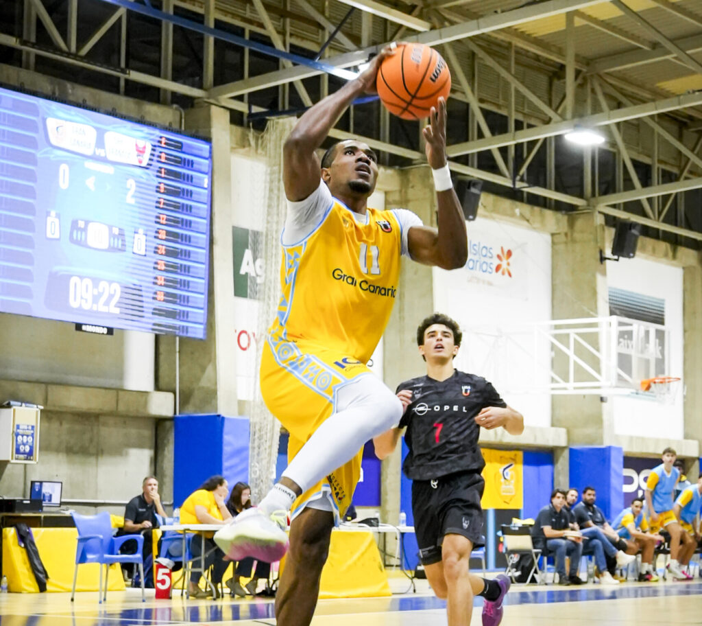 Tsafack ataca el aro rival.