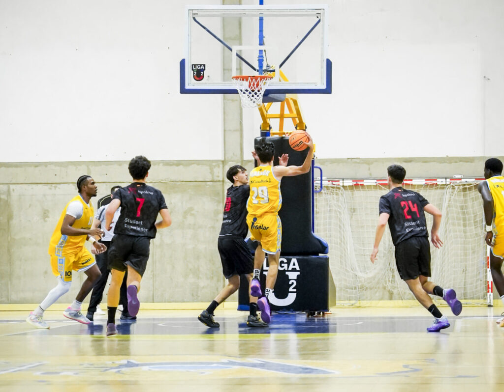 Panasiuk asiste a Tsafack.