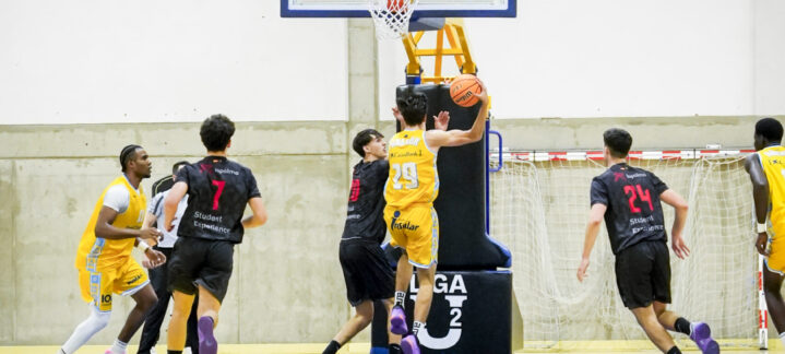 Panasiuk asiste a Tsafack.