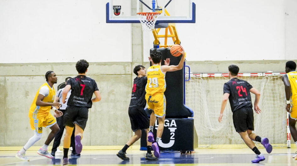 Panasiuk asiste a Tsafack.