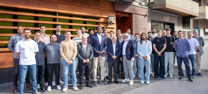 Foto de familia en el tradicional almuerzo de Navidad en el Ribera del Río Miño