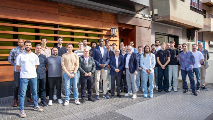 Foto de familia en el tradicional almuerzo de Navidad en el Ribera del Río Miño