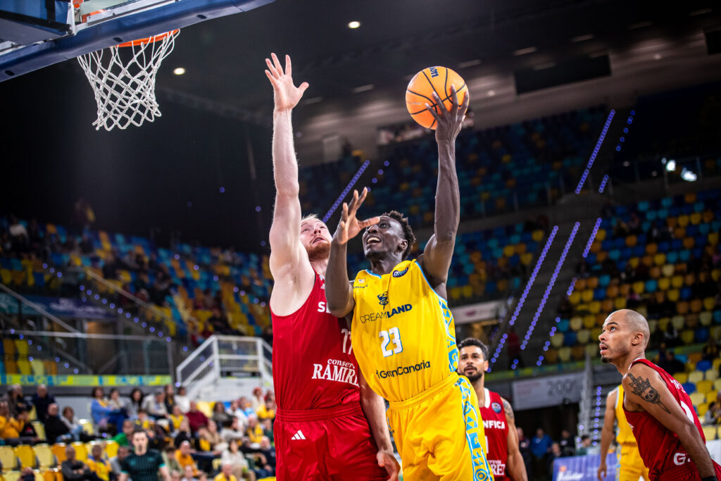 Kur Kuath ataca el aro de SL Benfica.