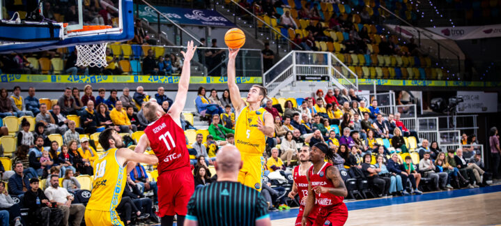 Ziga Samar penetra a canasta.