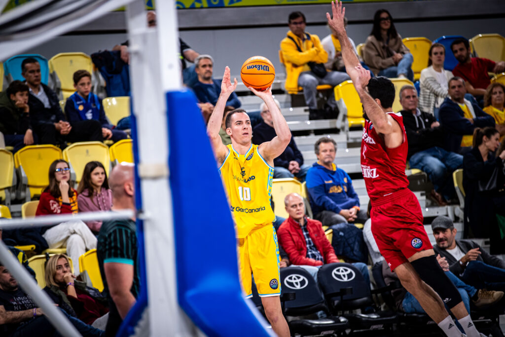 Imagen de Miquel Salvó lanzando un triple desde la esquina. 