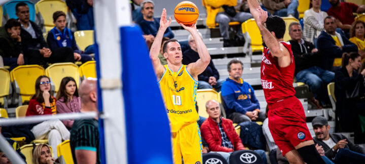 Imagen de Miquel Salvó lanzando un triple desde la esquina.