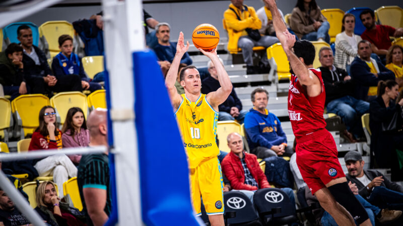 Imagen de Miquel Salvó lanzando un triple desde la esquina.
