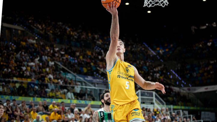 Imagen de Ziga Samar entrando a canasta.