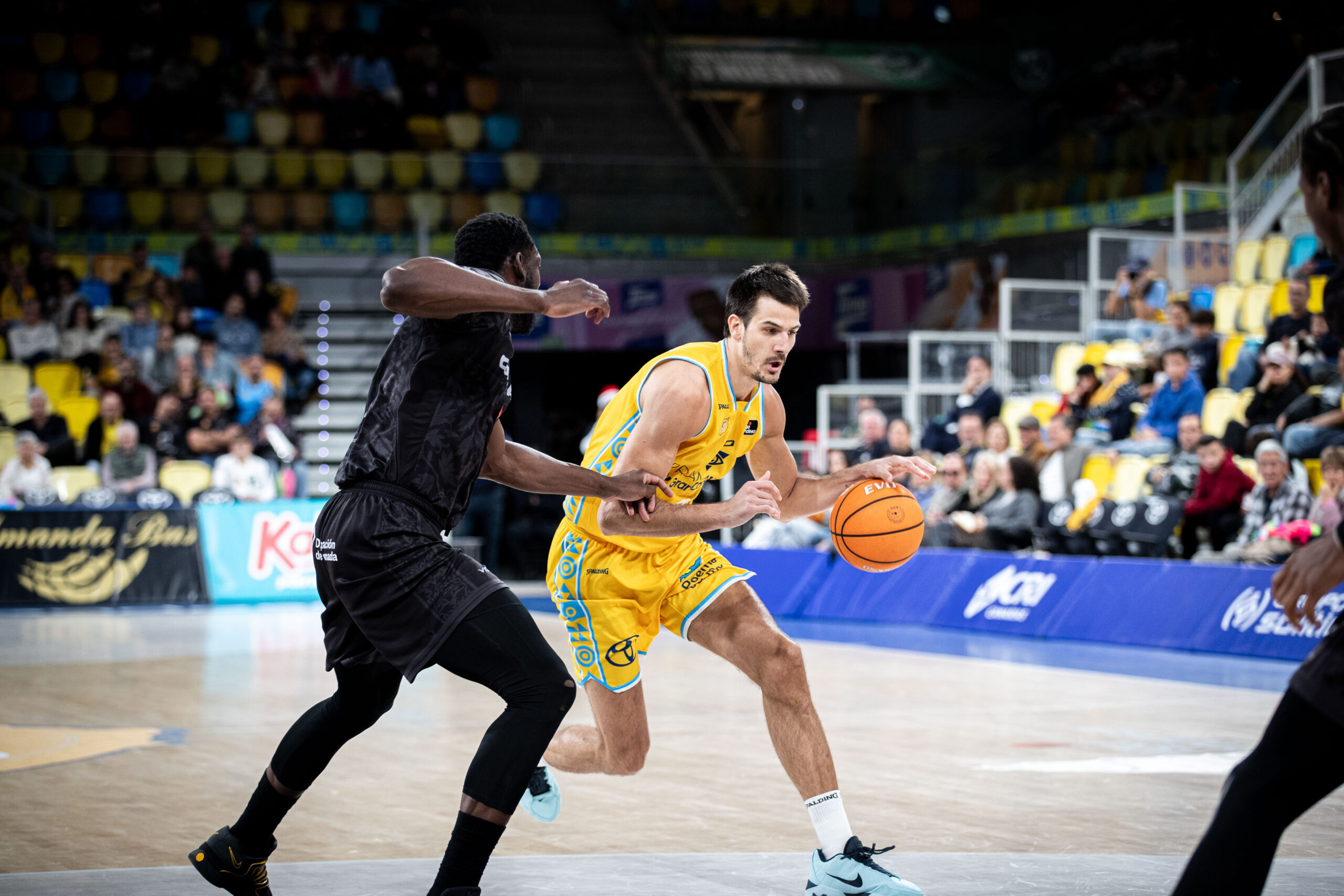 Nico Brussino penetra hacia el aro.