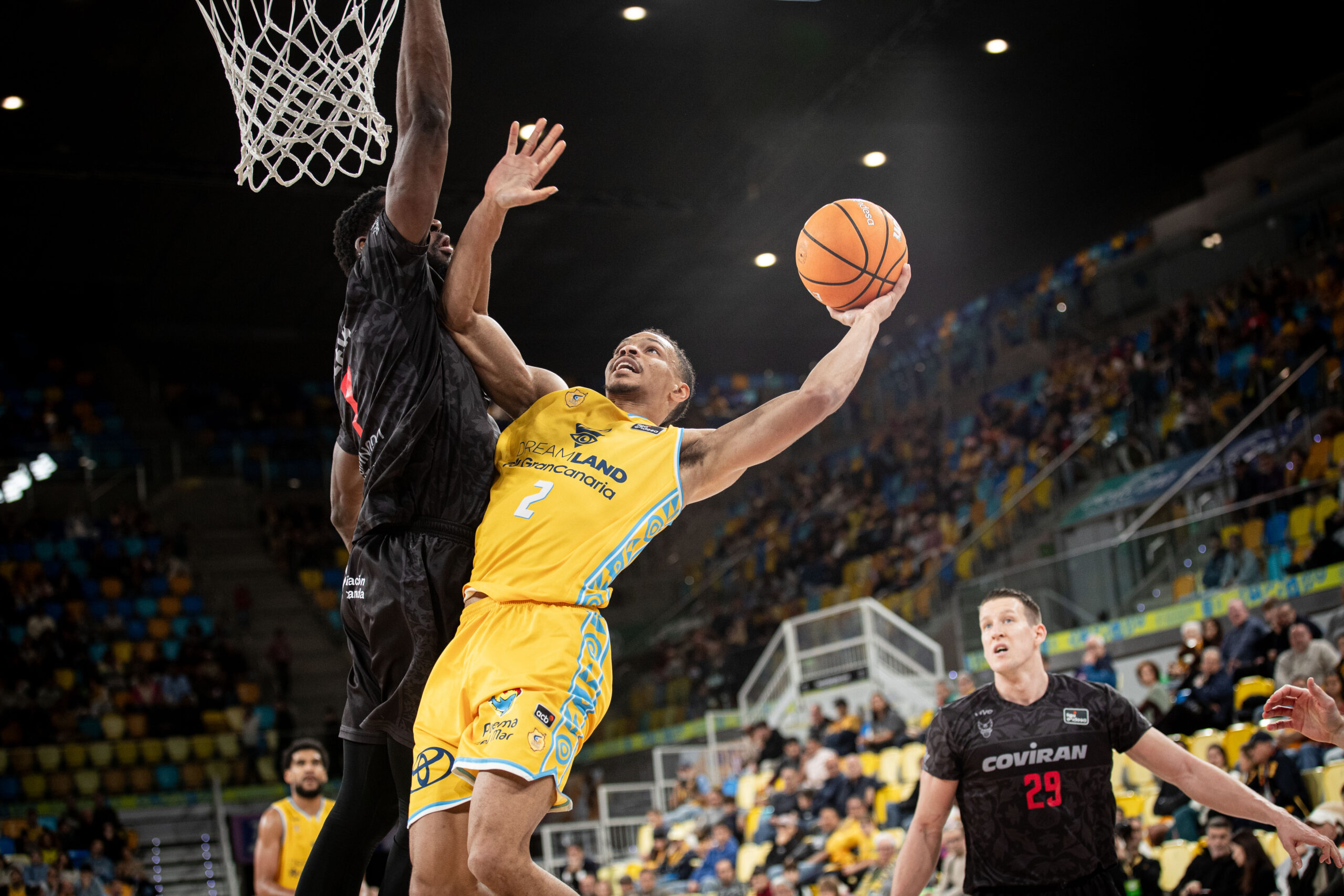 Isaiah Wong en acción ofensiva.