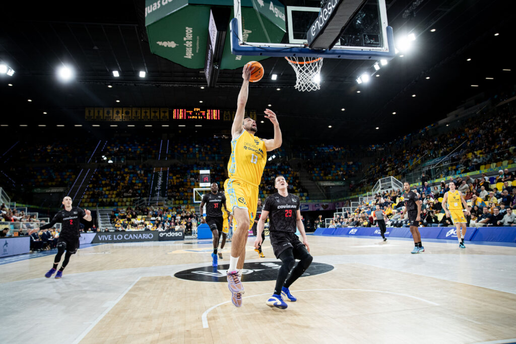 Pierre Pelos ataca el aro. 