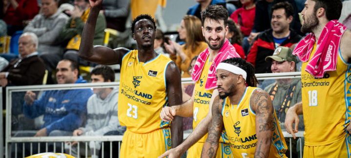 Jugadores de Dreamland Gran Canaria en el banquillo