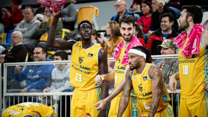 Jugadores de Dreamland Gran Canaria en el banquillo