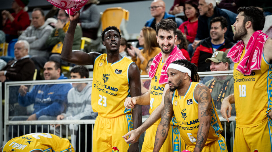 Jugadores de Dreamland Gran Canaria en el banquillo