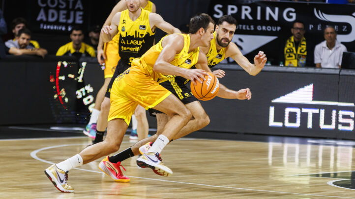 Nico Brussino defendido por Joan Sastre.