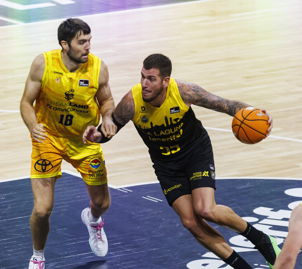 Tobey defendiendo a Fran Guerra.