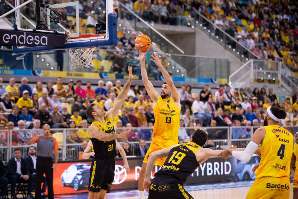 Lanzamiento a canasta de Pierre Pelos. 