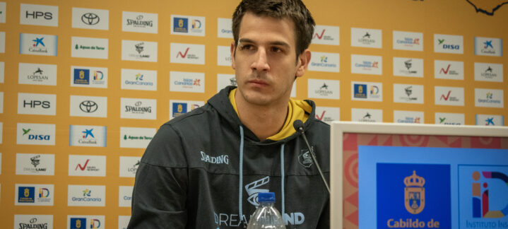 Imagen de Nico Brussino en rueda de prensa