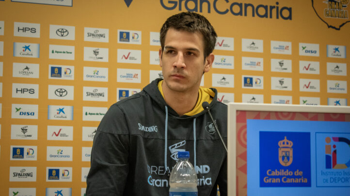 Imagen de Nico Brussino en rueda de prensa