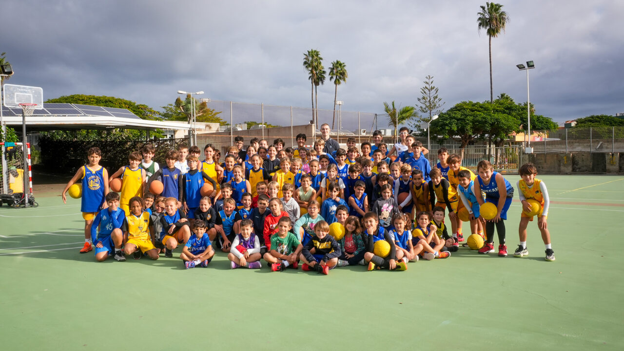 Foto de grupo en el Clinic de Navidad.